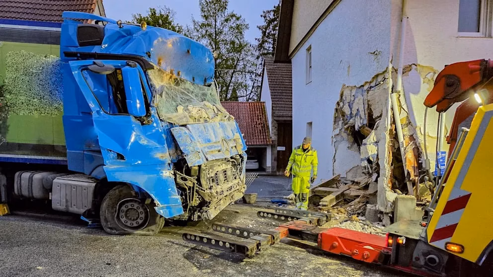 Tragischer Unfall:Lkw rammt Wohnhaus 11-köpfige Familie plötzlich obdachlos